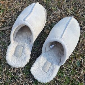 UGG slippers size 6